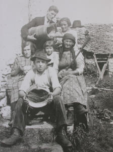 Gruppo di persone all'alpe con attrezzi della lavorazione del latte (1910 - 1920)
